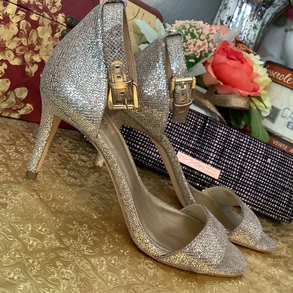 Gorgeous MK gold specked 3” sandal - Picture 4 of 12